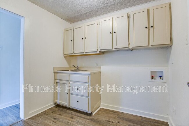 Photo - 132 E 11th St