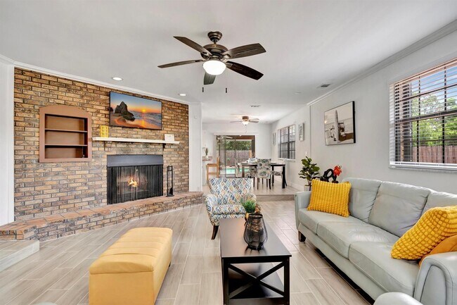 Photo - 691 NW Sharpe St