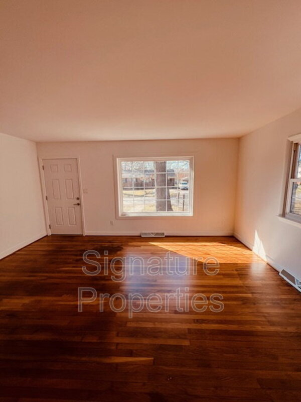 Photo - 211 Deerfield Dr