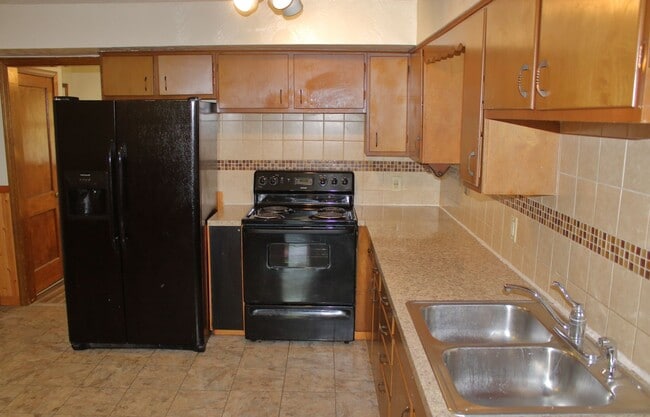 Building Photo - 4 bedroom/1 Bath Single Home!