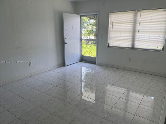 Photo - 51 NE 204th St Unidad 8