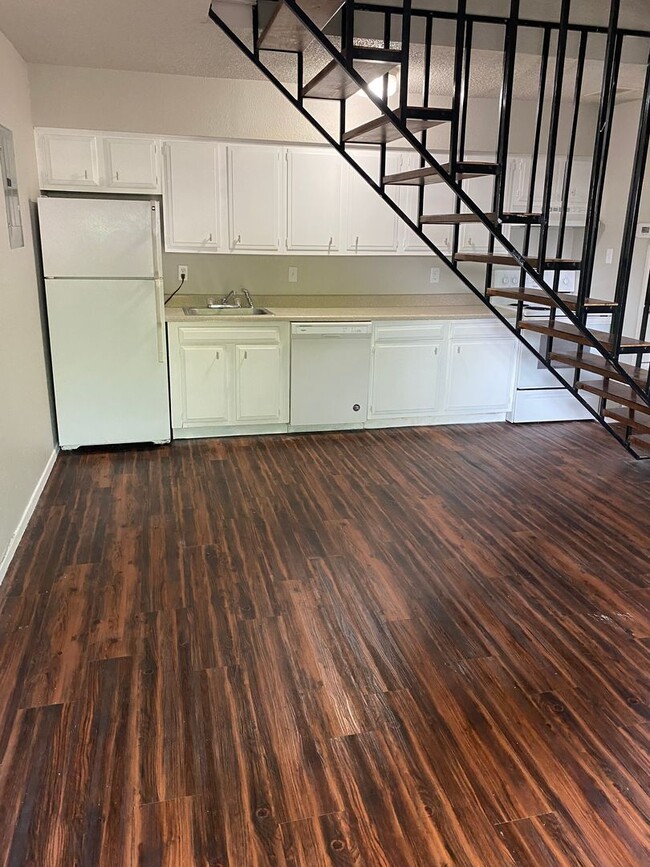 Photo - 513 S Bowen Rd