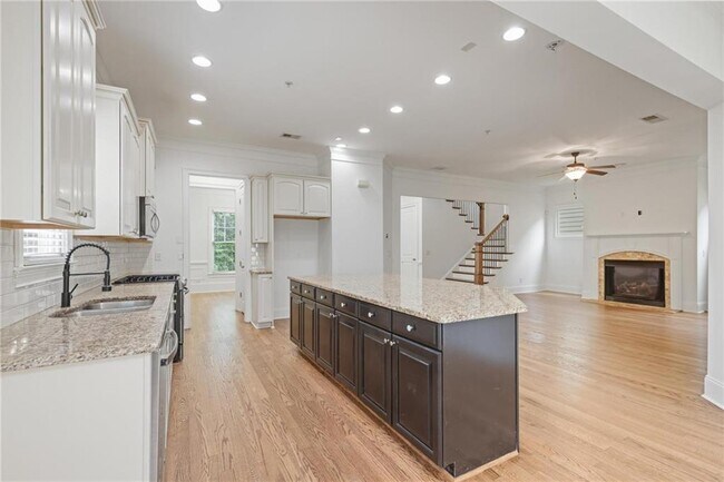 Photo - 232 Hunt St NE