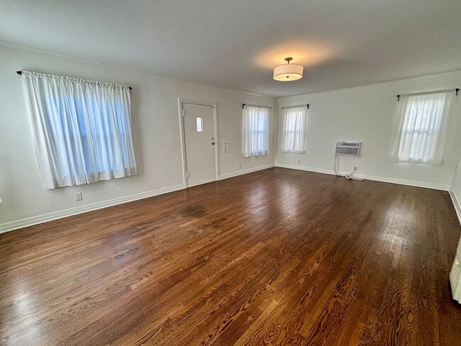 Photo - 2809-2821.5-28215 Rowena Ave Unit 2809