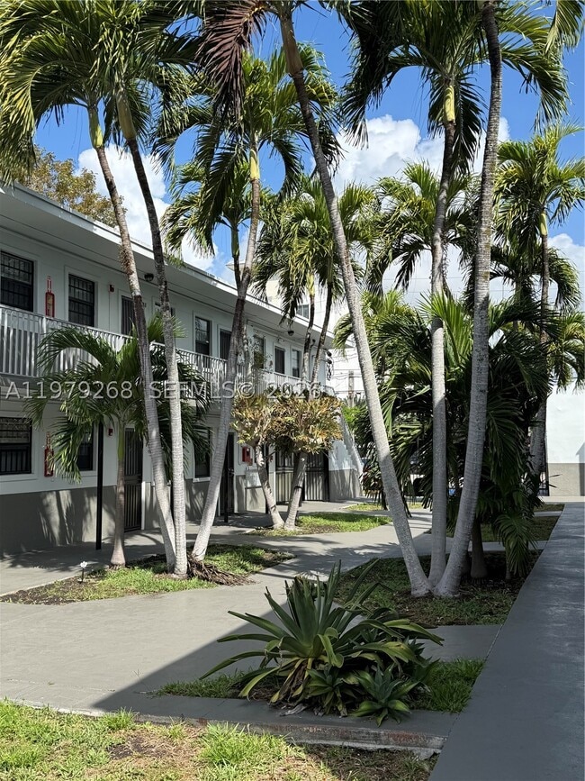 Building Photo - 3090 Douglas Rd Unit 7