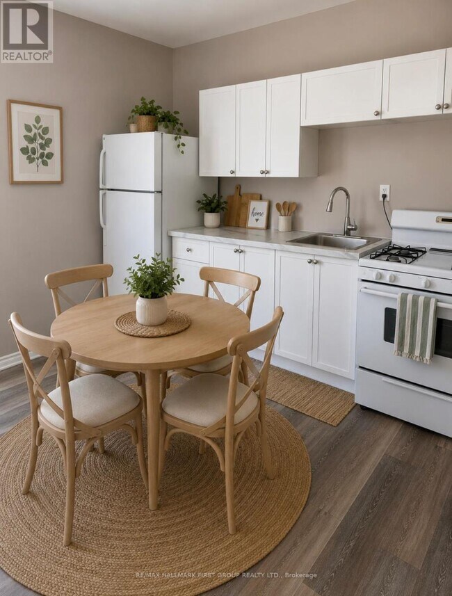 Photo - 730 Simcoe St S Unit 5
