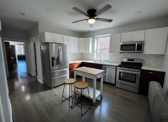 Building Photo - 736 N Homan Ave Unit 2nd floor