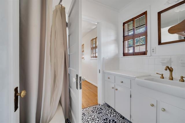 Photo - 1122 W Main St