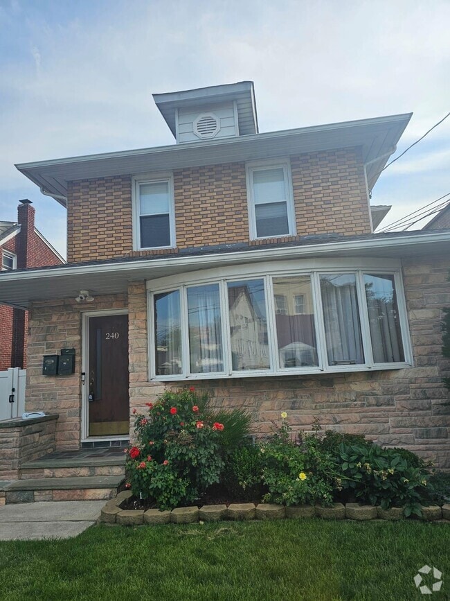 Building Photo - 240 Copeland Ave Unit 2 Rental