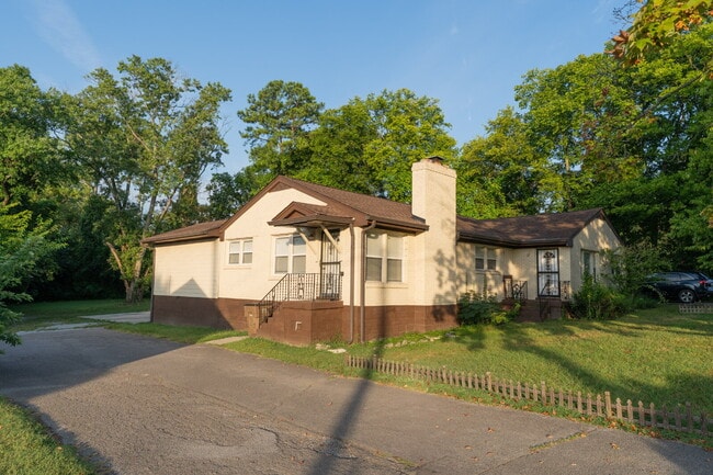 Building Photo - Donelson 3 Bedroom 2 Bath Apartment in Duplex