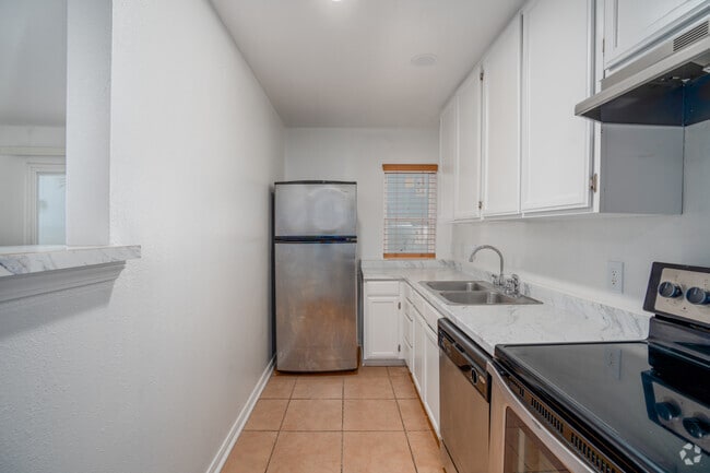 2BR, 2BA - 853SF - Kitchen