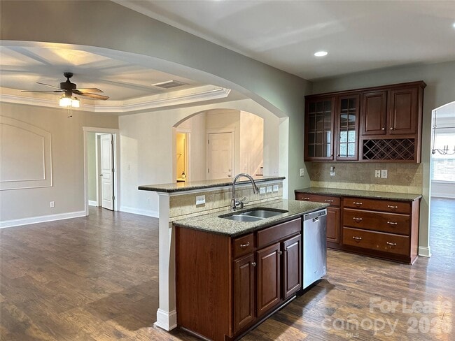 Photo - 8124 Lynwood Square