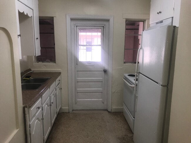 Windowed Kitchen - 605 S 6th St Unit 605