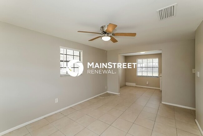 Photo - 3 Bedroom Pet-Friendly Home in Tampa, FL with Main Street Renewal