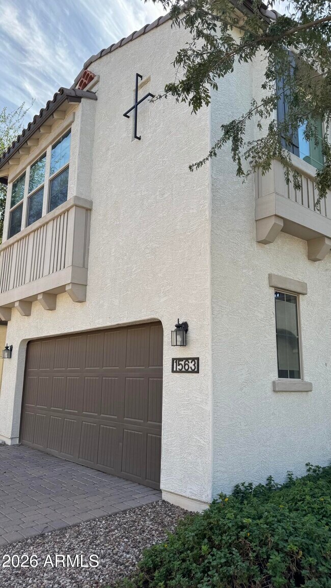 1563 W Marlin Dr