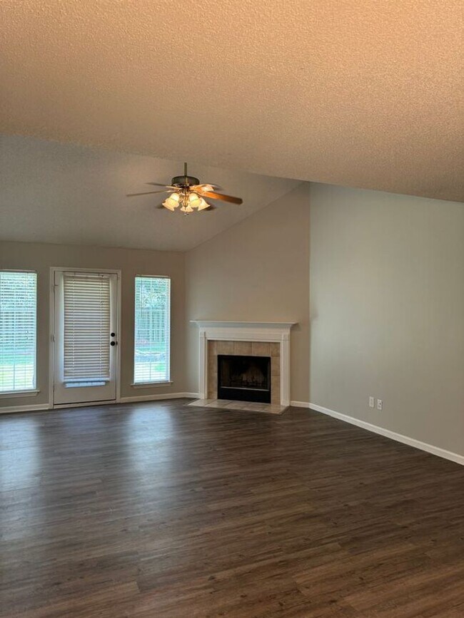 Photo - Home in the heart of Richmond Hill- Mainst...