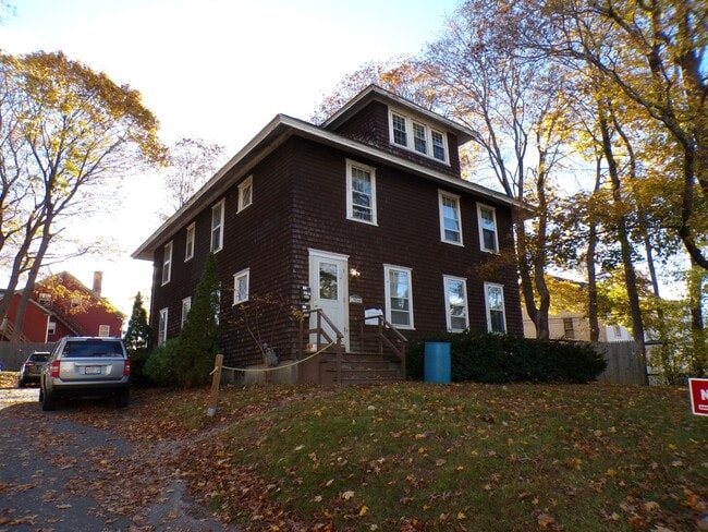 Building Photo - 19 Oak St Unit 2