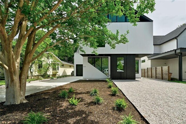 Photo - 1904 Collier St