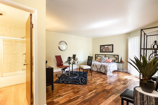 Photo - A Spacious 2 bedroom, 2 bathroom Townhouse - Upscale That’s Right On Trend
