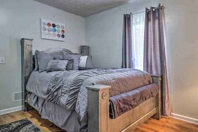 Photo - 483 Oak Dr SE