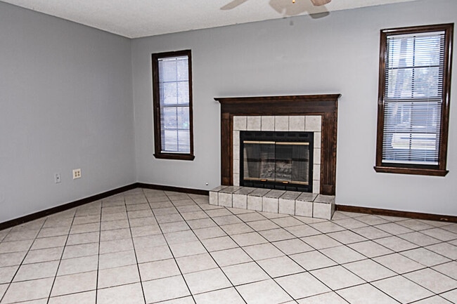 Photo - 116 Walker Cir W
