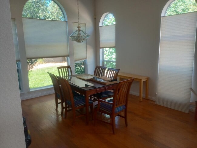 Photo - 5409 Royal Oak Dr NE