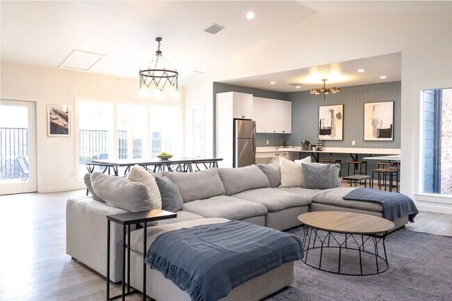 Building Photo - 2170 Thousand Oaks Dr Unit 0422Q