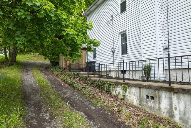 Photo - 221 Center St