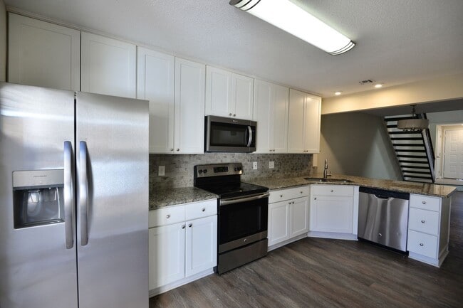 Building Photo - Updated Townhome in Larkspur Meadows