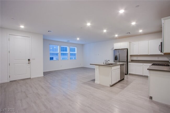 Photo - 139 Aqua Cmns