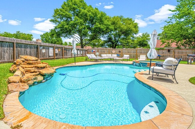 Building Photo - 1046 Apache Falls Dr