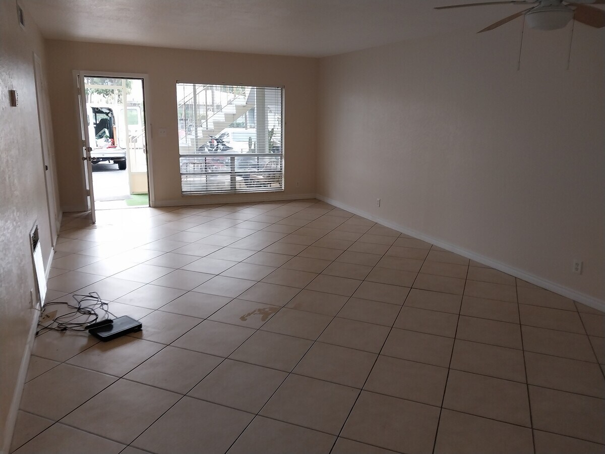 Spacious living room w/cable - 1241 SE 2nd St