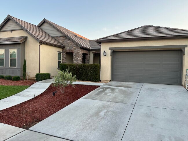 Photo - 598 Crescent Ln