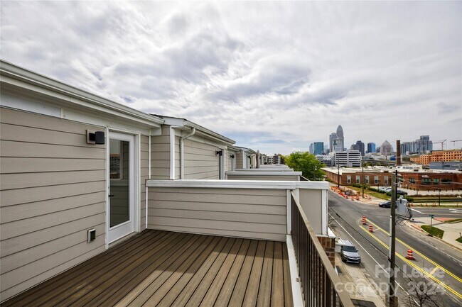 Photo - 252 Parkwood Ave Townhome