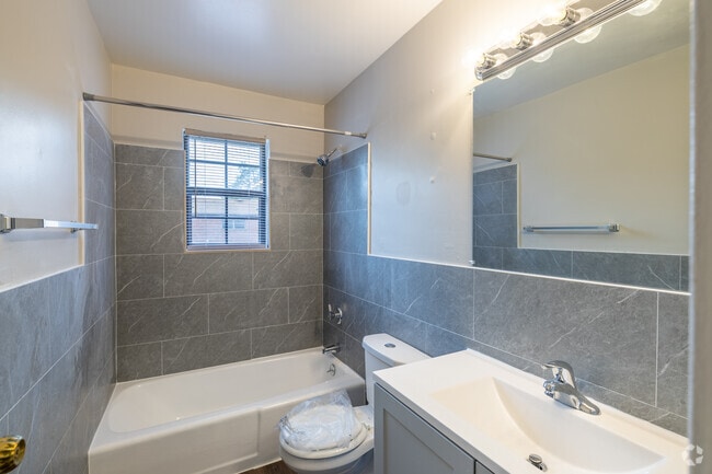 1 habitación, 1 baño - 797 pies cuadrados - Baño - Easton North Apartments