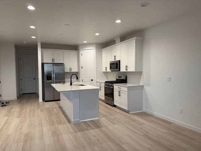 Building Photo - Modern Townhouse for Rent in Desirable Star - 3 Bedroom and 2.5 Bathroom