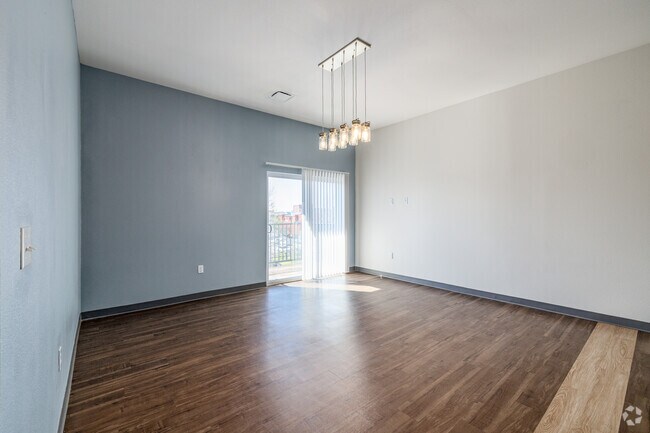 2BR, 2BA - 884SF - Living Room