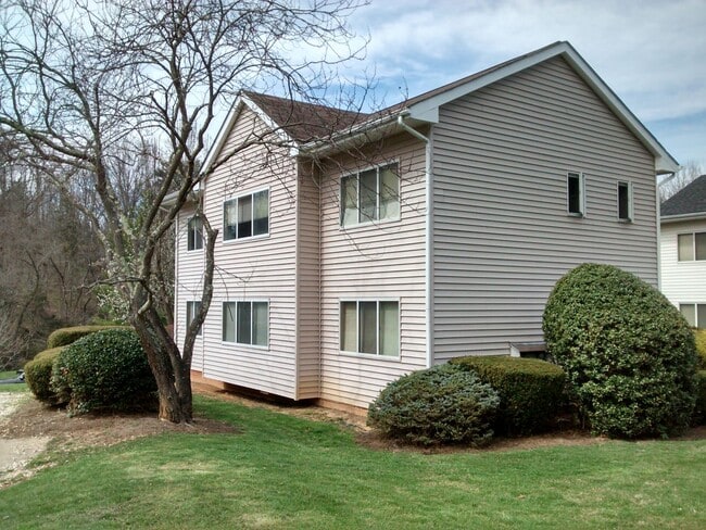 Building Photo - Sarah's Run Apartments Unit Plunkett Street, 724A