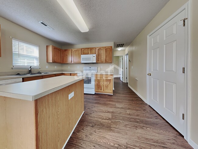 Photo - 5001 Athol St