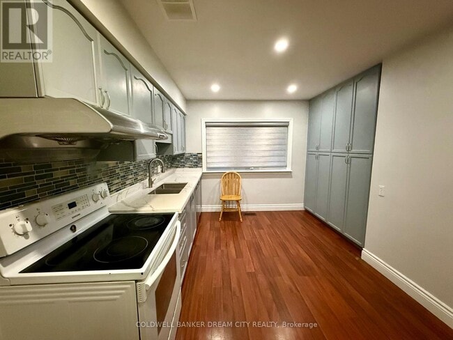 Photo - 234 Erb St E