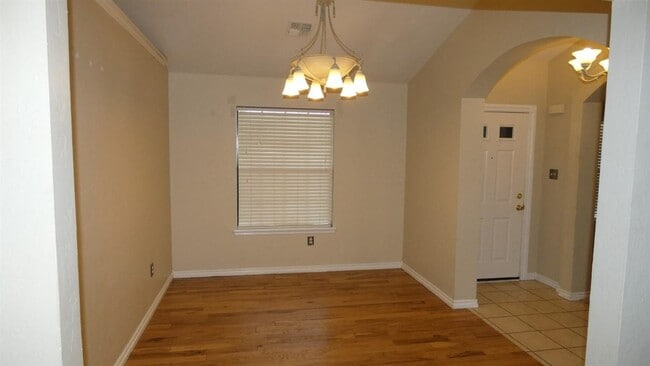 Photo - 17 NW Millcreek Rd