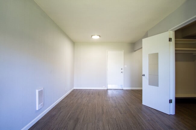 Photo - John's Landing: Mid-Century Studio w/ Walk-Through Closet! Unidad 25