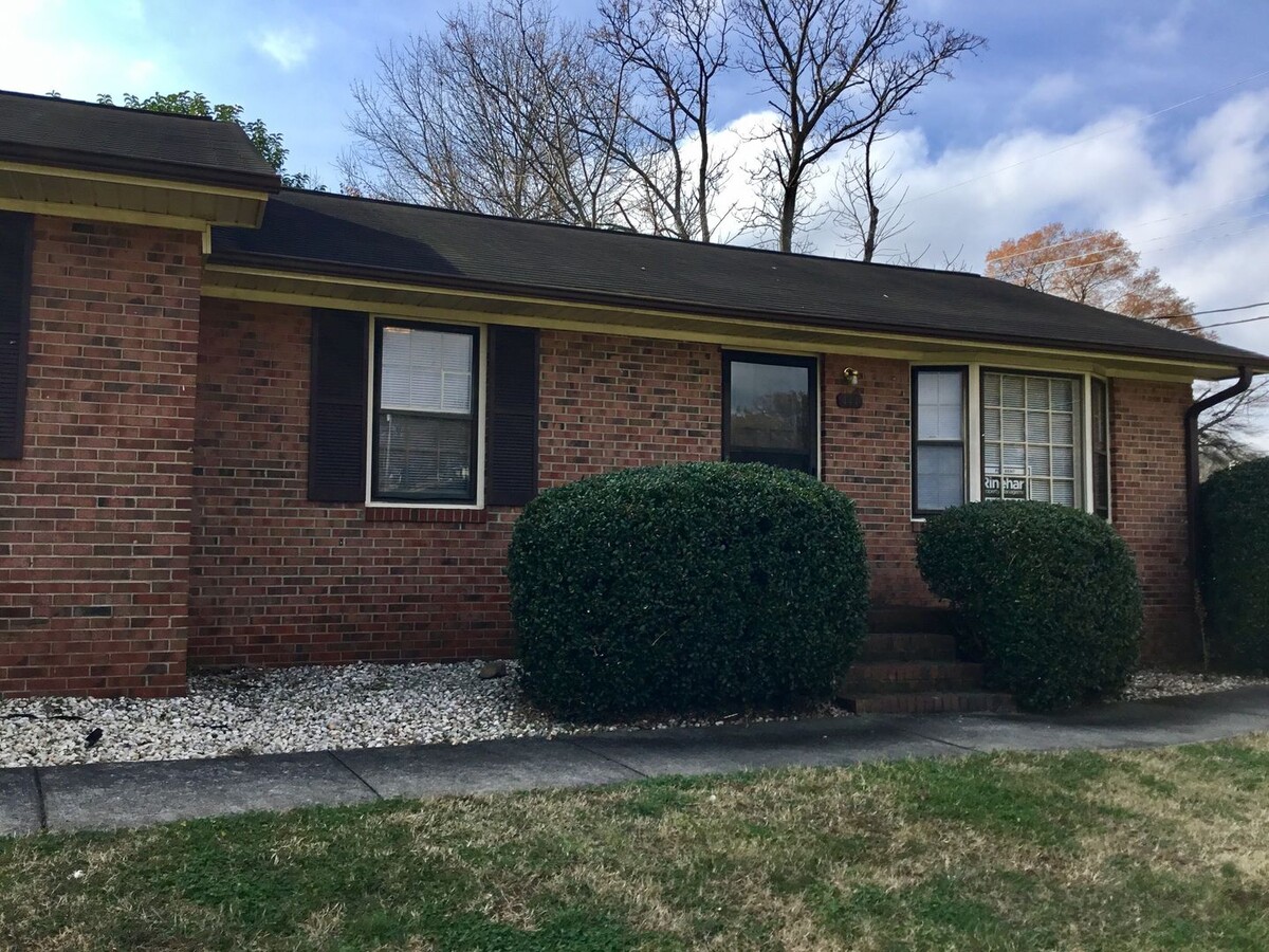 Newly Renovated 2-Bedroom Townhome - Newly Renovated 2-Bedroom Townhome