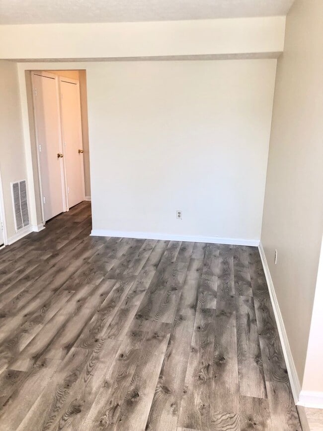 Photo - Winburn 2 bdrm 3rd floor apt     260319