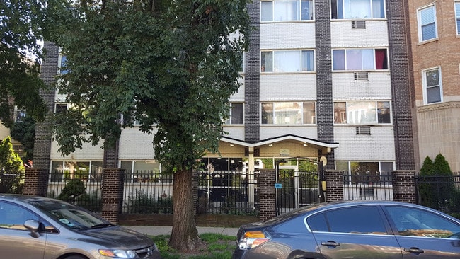 Building in Tree Lined Street - 5854 N Kenmore Ave Unit 1B