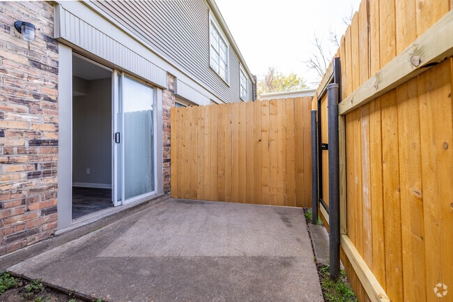 2BR, 2BA - 1,200SF - Patio