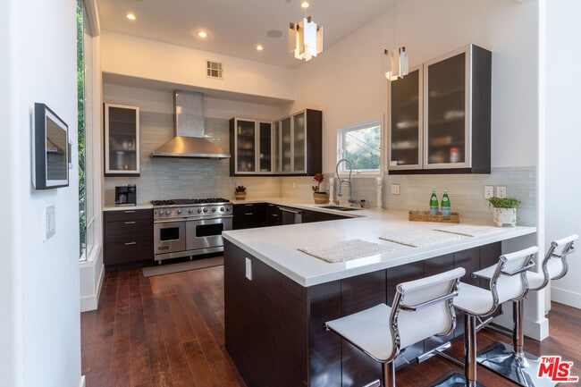 Building Photo - 1857 N Beverly Dr