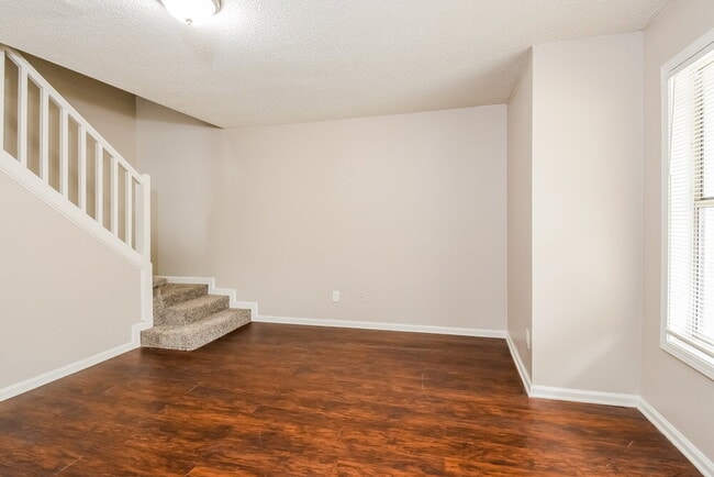 Photo - 221 Clydesdale Ln SE