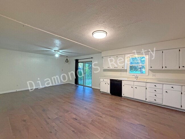 Photo - Spacious 3 Bedroom Home in South Springfield!