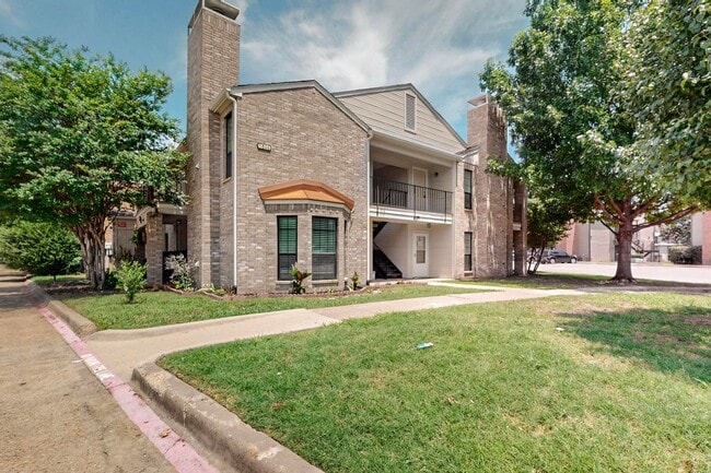 Building Photo - Stylish Upstairs Corner Unit Near Lake Ray Hubbard